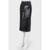 A fitting skirt in sequins