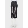 A fitting skirt in sequins