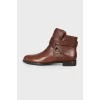 Low-heeled leather boots with tag