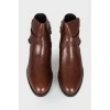 Low-heeled leather boots with tag
