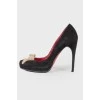 Suede heels with bow at the toecap