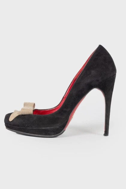 Suede heels with bow at the toecap