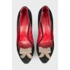 Suede heels with bow at the toecap