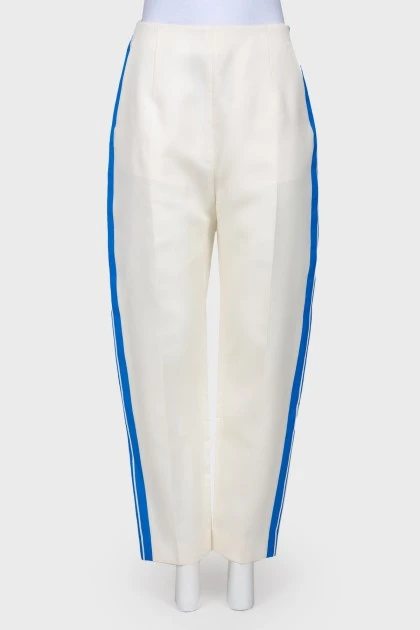 White trousers with stripes and tag