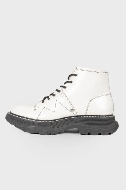 Leather boots with a massive sole