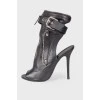Leather sandals with metal details