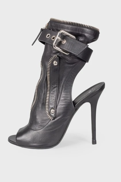 Leather sandals with metal details