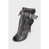Leather sandals with metal details