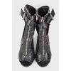 Leather sandals with metal details