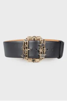 A wide leather belt