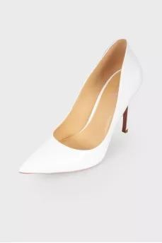 White shoes made of lacquer leather, with tag