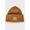Woolen cap with applique
