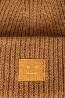 Woolen cap with applique