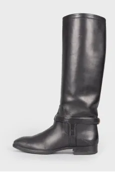 Low-heeled leather boots
