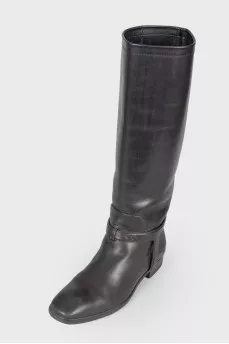 Low-heeled leather boots