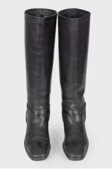 Low-heeled leather boots